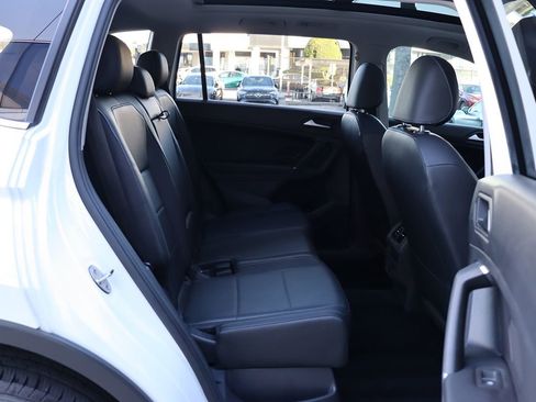 Used 2020 Volkswagen Tiguan SE w/ Panoramic Sunroof Package image 33