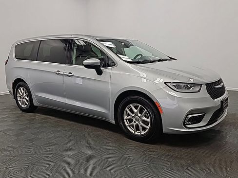 Used 2023 Chrysler Pacifica Touring-L image 1