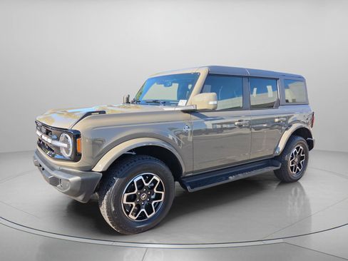 Used 2025 Ford Bronco Outer Banks image 2