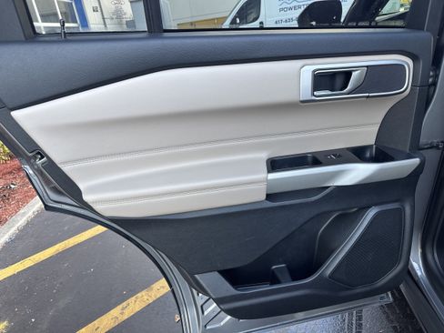 Used 2021 Ford Explorer XLT image 11