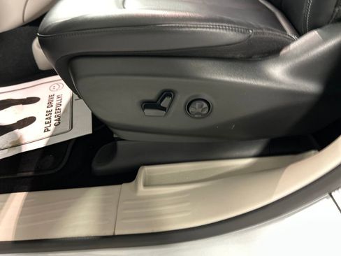 Used 2024 Chrysler Pacifica Touring-L image 13