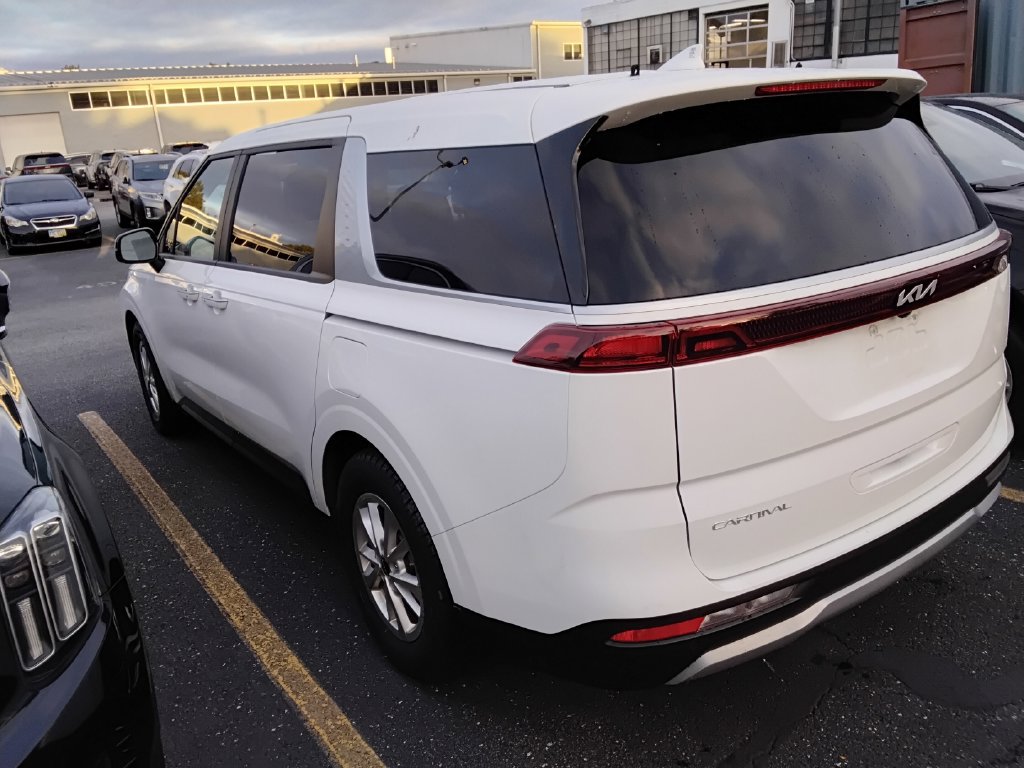 Used 2024 Kia Carnival LX FWD image 5