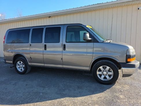 Used 2009 GMC Savana 1500 Passenger w/ LT Preferred Equipment Group image 2
