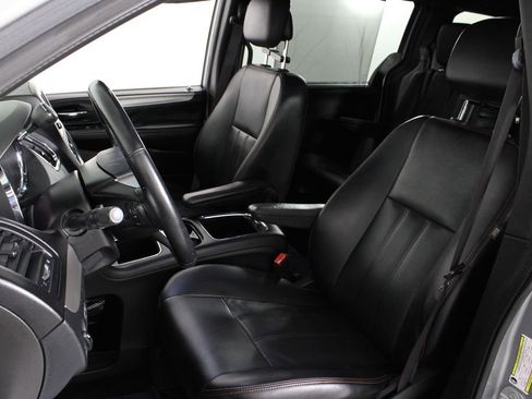 Used 2019 Dodge Grand Caravan GT image 18