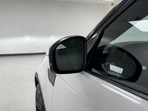 Used 2017 Land Rover Discovery HSE image 30