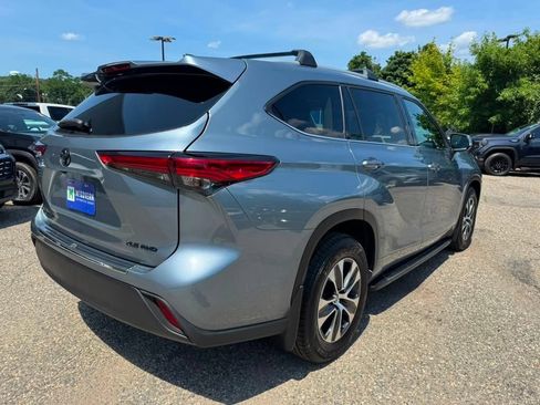 Used 2022 Toyota Highlander XLE AWD/4WD image 7