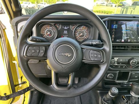 Used 2024 Jeep Gladiator Sport AWD/4WD image 12