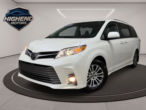 Used 2020 Toyota Sienna XLE Premium w/ Carpet Mat Package image 2