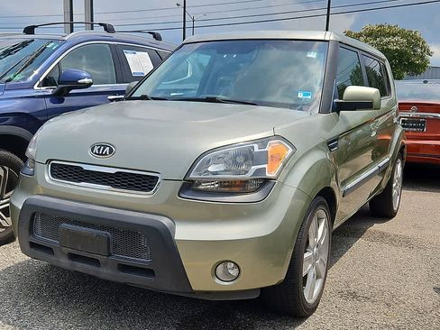 Used 2010 Kia Soul ! FWD image 1