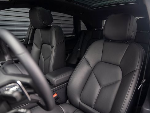 Certified 2026 Porsche Macan AWD/4WD image 5