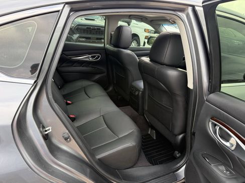 Used 2015 INFINITI Q70 3.7 RWD image 15