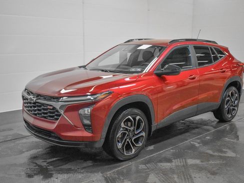 Used 2025 Chevrolet Trax RS image 3