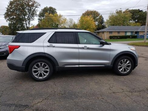 Used 2020 Ford Explorer XLT w/ Equipment Group 202A image 9