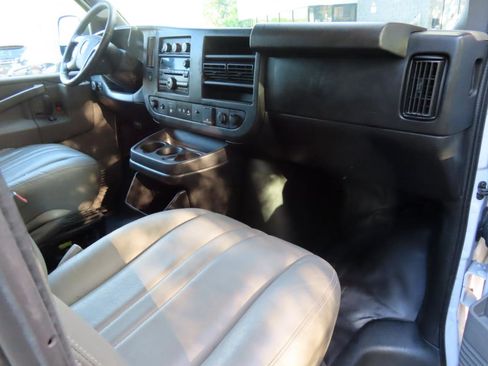 Used 2018 Chevrolet Express 3500 w/ Driver Convenience Package RWD image 22