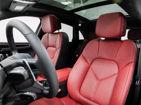 Certified 2025 Porsche Macan image 5