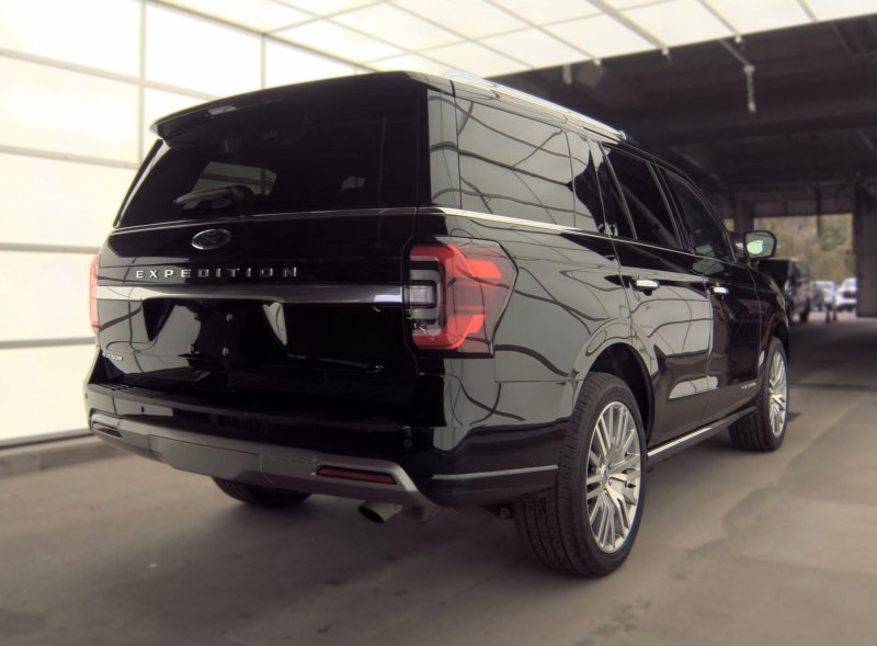 Used 2023 Ford Expedition Platinum AWD/4WD image 2