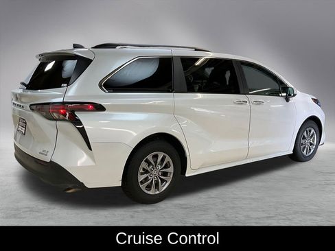 Used 2024 Toyota Sienna XLE image 7