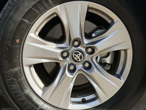 Used 2025 Toyota RAV4 XLE FWD image 10