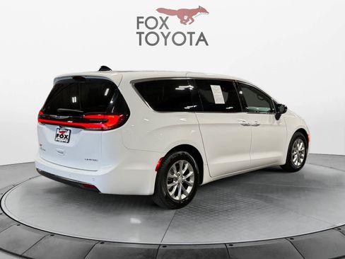 Used 2026 Chrysler Pacifica Limited FWD image 6