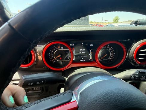 Used 2021 Jeep Wrangler Unlimited Sahara AWD/4WD image 18