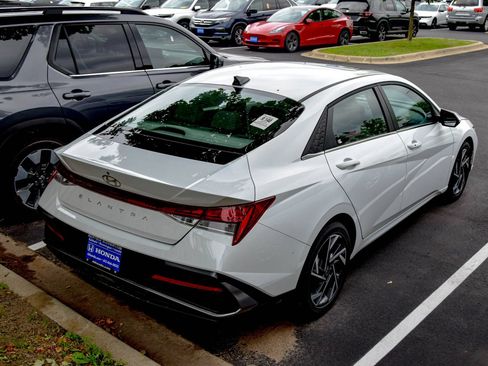 Used 2025 Hyundai Elantra SEL FWD image 16