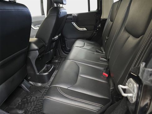 Used 2015 Jeep Wrangler Unlimited Rubicon image 16