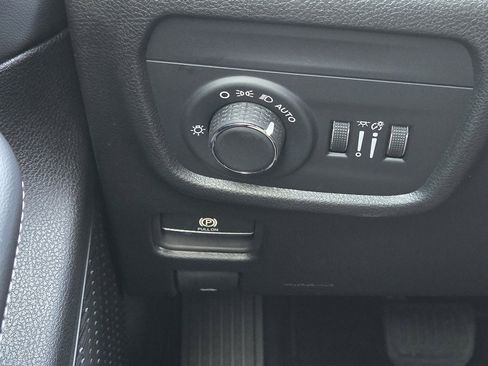 Used 2025 Jeep Grand Cherokee L Laredo image 24