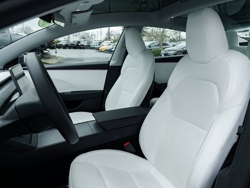 Used 2025 Tesla Model 3 Long Range image 16