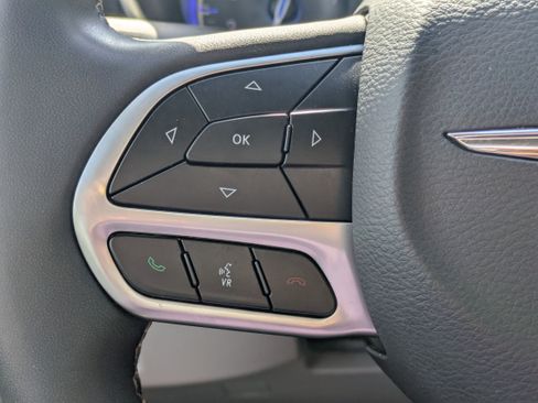 Used 2022 Chrysler Pacifica Limited image 25