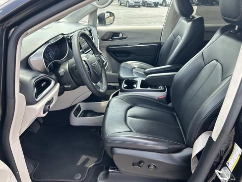 Used 2023 Chrysler Pacifica Touring-L FWD image 28