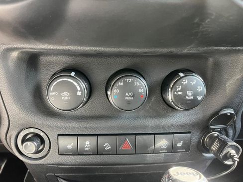 Used 2014 Jeep Wrangler Unlimited Sahara w/ Connectivity Group AWD/4WD image 36