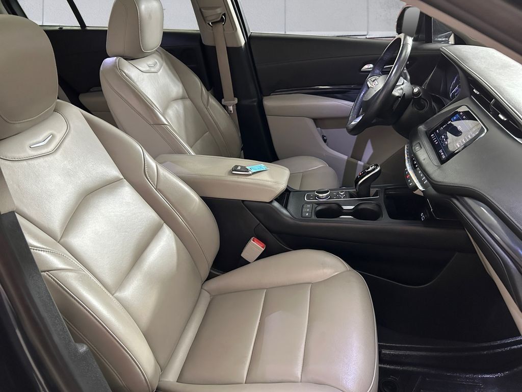 Used 2021 Cadillac XT4 Luxury w/ Cold Weather Package FWD image 14