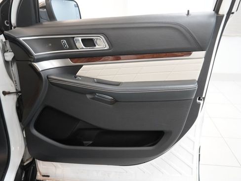Used 2017 Ford Explorer Platinum image 33
