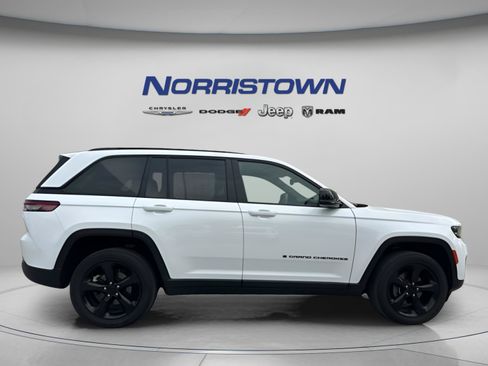 Certified 2023 Jeep Grand Cherokee Altitude AWD/4WD image 7