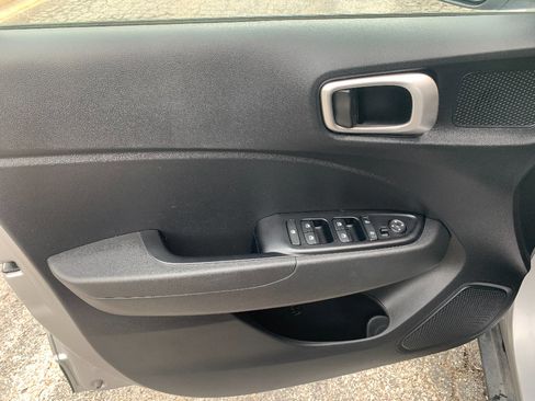 Used 2025 Hyundai Venue SEL FWD image 11