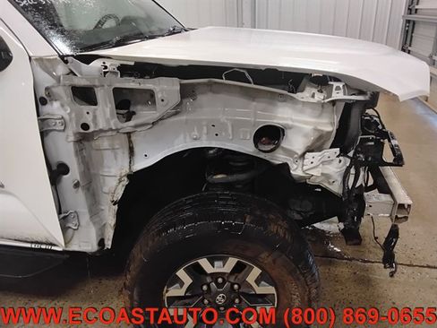 Used 2017 Toyota Tacoma TRD Off-Road image 16