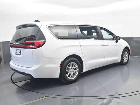 Used 2025 Chrysler Pacifica Select FWD image 6