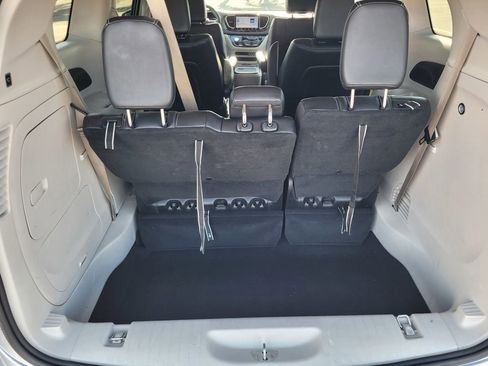 Used 2023 Chrysler Pacifica Touring-L FWD image 8