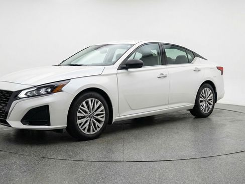 Used 2025 Nissan Altima 2.5 SV image 3