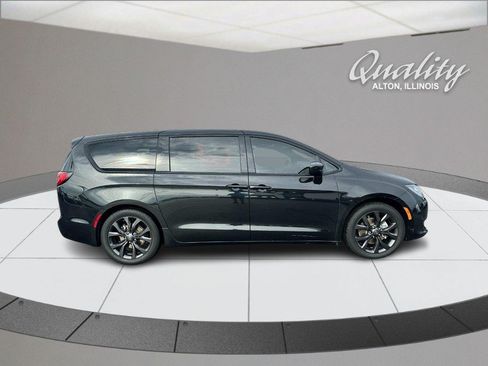 Used 2019 Chrysler Pacifica Touring Plus w/ S Appearance Package FWD image 3
