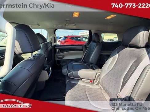 Used 2025 Kia Carnival FWD image 22