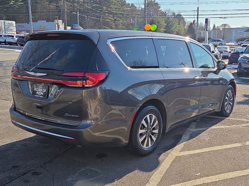 Used 2022 Chrysler Pacifica Touring-L image 5