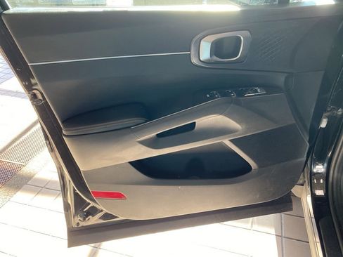 Used 2024 Kia Sorento S image 9