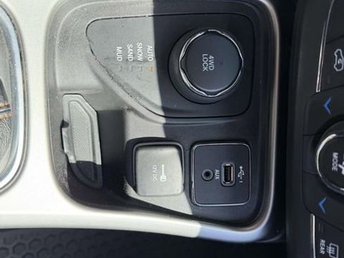 Used 2019 Jeep Compass Latitude w/ Cold Weather Group AWD/4WD image 23
