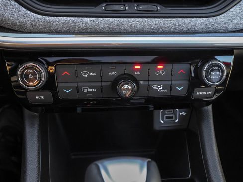 New 2025 Jeep Compass Latitude w/ Sun & Sound Group image 20