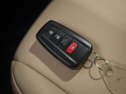 Used 2022 Toyota Highlander XLE image 39