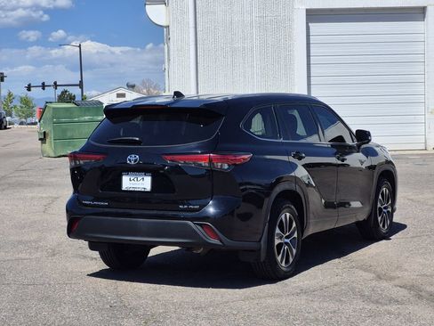 Used 2022 Toyota Highlander XLE AWD/4WD image 5