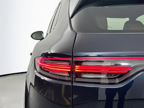 Certified 2023 Porsche Cayenne Platinum Edition image 16