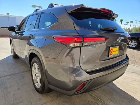 Used 2023 Toyota Highlander LE image 3
