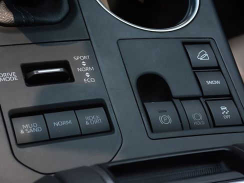 Certified 2024 Toyota Highlander XLE AWD/4WD image 30